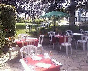Grill Du Coudray Montceaux Hotel 2*