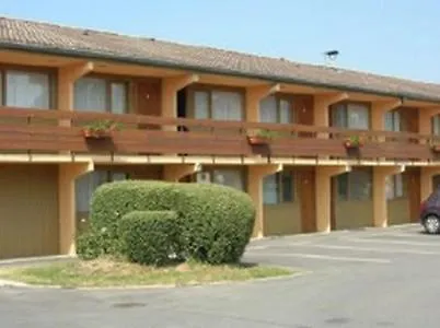 ホテル Grill Du Coudray Montceaux 2*