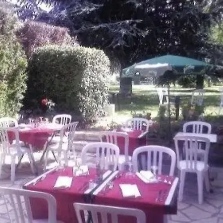 ホテル Grill Du Coudray Montceaux 2*