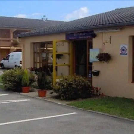 Grill Du Coudray Montceaux ホテル 2*