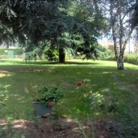 ホテル Grill Du Coudray Montceaux 2*