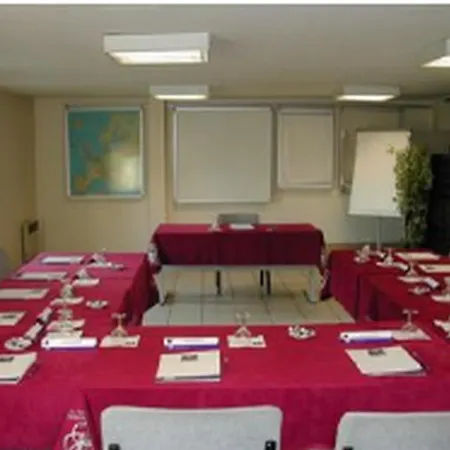Hotel Grill Du Coudray Montceaux 2*