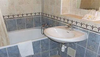 Hotel Grill Du Coudray Montceaux 2*